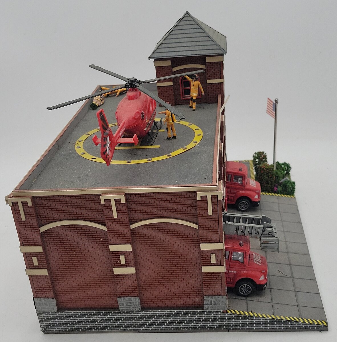 Menards 279-5927 O Scale Fire Station Building #9 VG