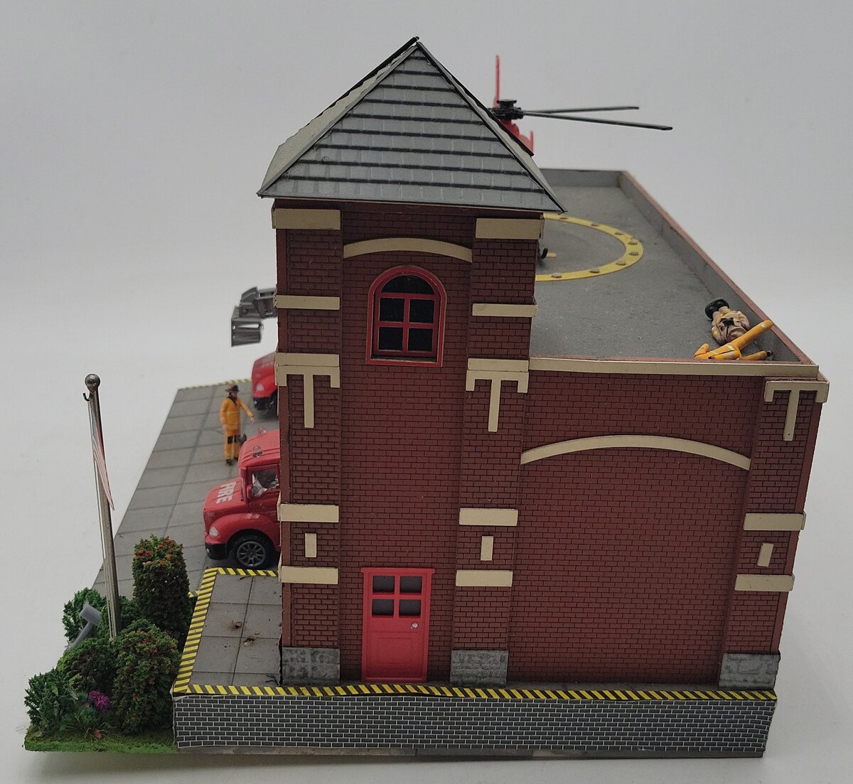 Menards 279-5927 O Scale Fire Station Building #9 VG