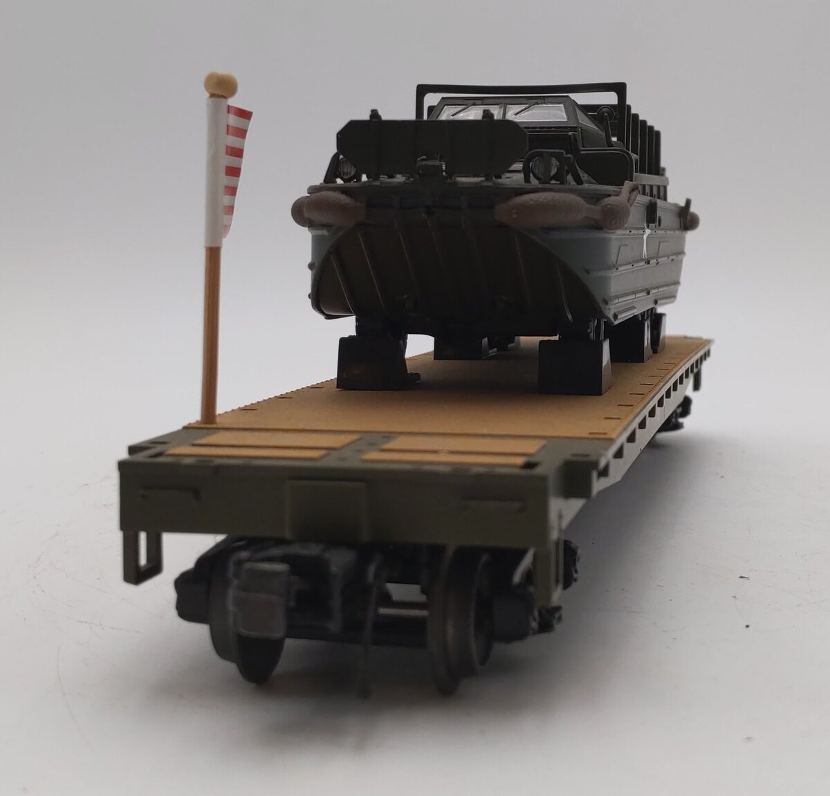 MTH 30-70105 O Gauge U.S. Army Flat Car with GMC DUKW #602322 EX