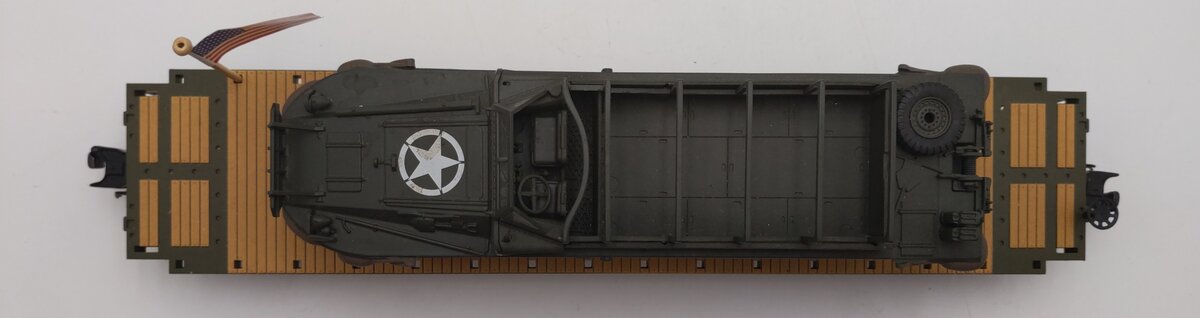 MTH 30-70105 O Gauge U.S. Army Flat Car with GMC DUKW #602322 EX