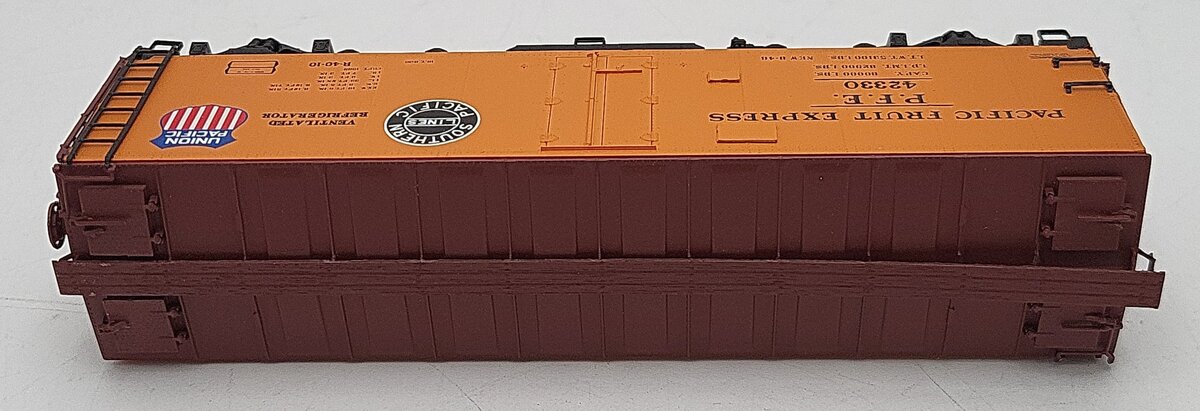 InterMountain 46702P-40 HO Scale Pacific Fruit Express R-40-10 Reefer Car #42330 EX/Box