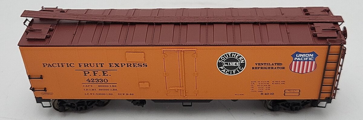 InterMountain 46702P-40 HO Scale Pacific Fruit Express R-40-10 Reefer Car #42330 EX/Box