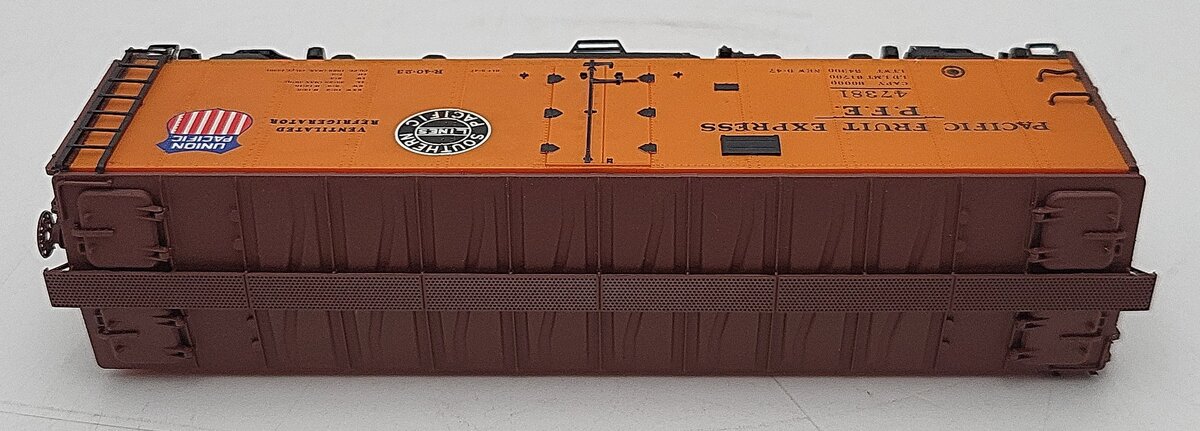 InterMountain 45501-70 Pacific Fruit Express Steel Sided Ice Bunker Car EX/Box