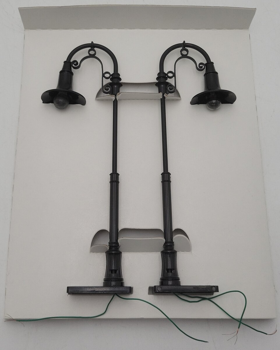 Lionel 6-12742 O And O27 Scale Illuminated Goose Neck Street Lamps (Set of 2) EX/Box