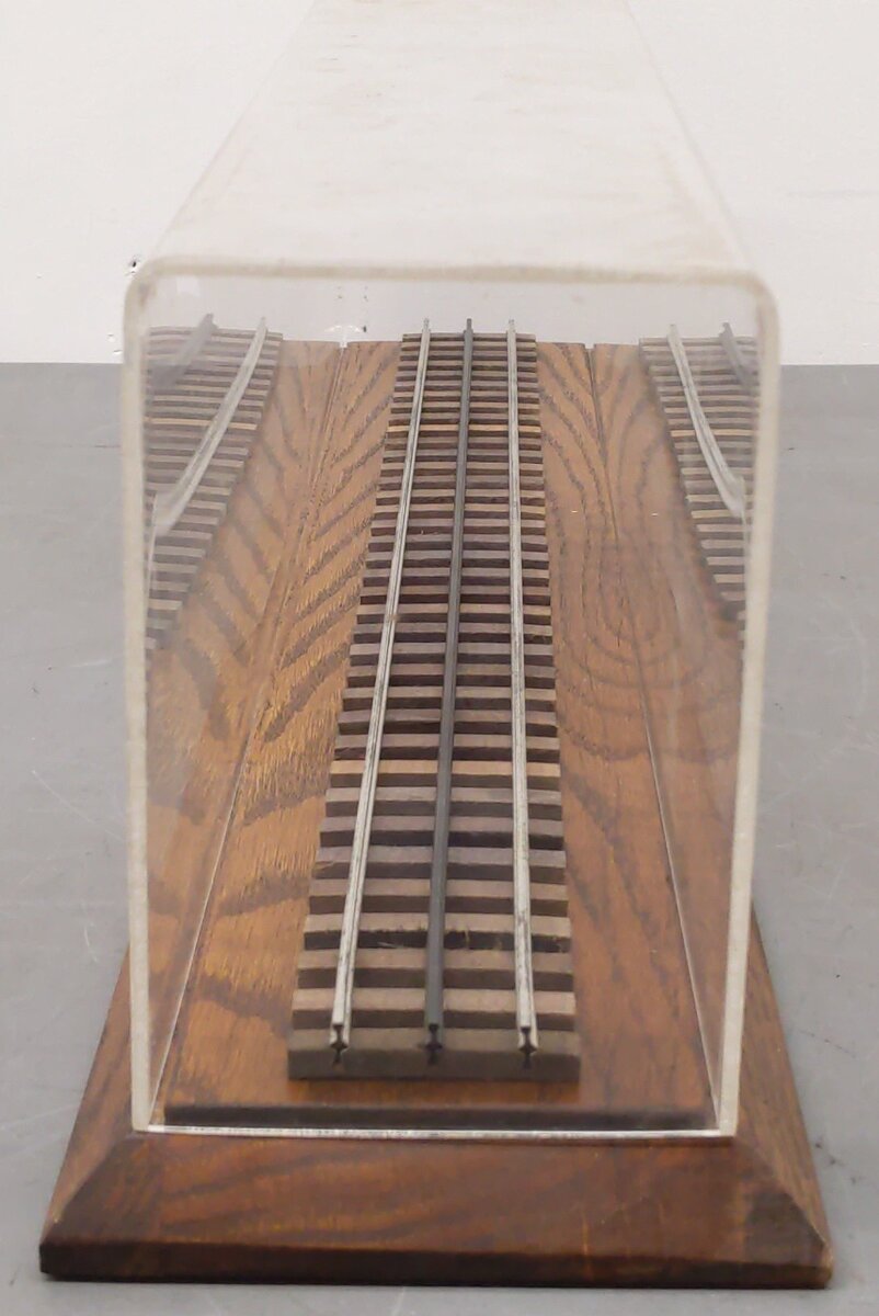 Lionel 6-8587 O Gauge Wabash GP-9 Diesel No. 484 Display Case