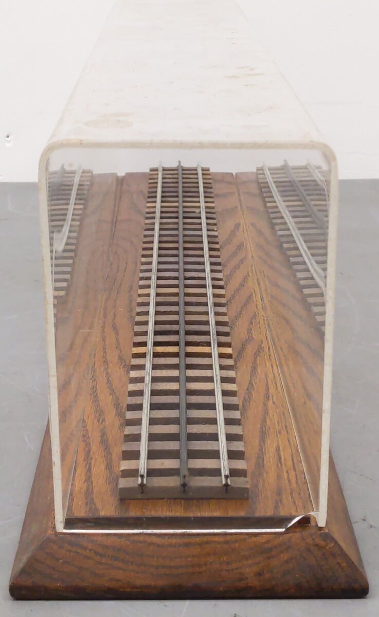 Lionel 6-8587 O Gauge Wabash GP-9 Diesel No. 484 Display Case