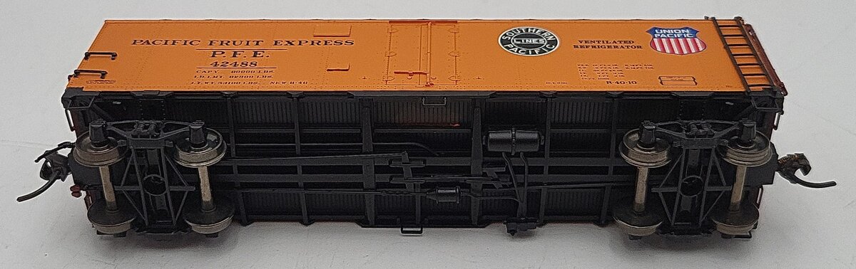 InterMountain 46702P-43 HO Pacific Fruit Express R-40-10 Reefer Car #42488 EX/Box