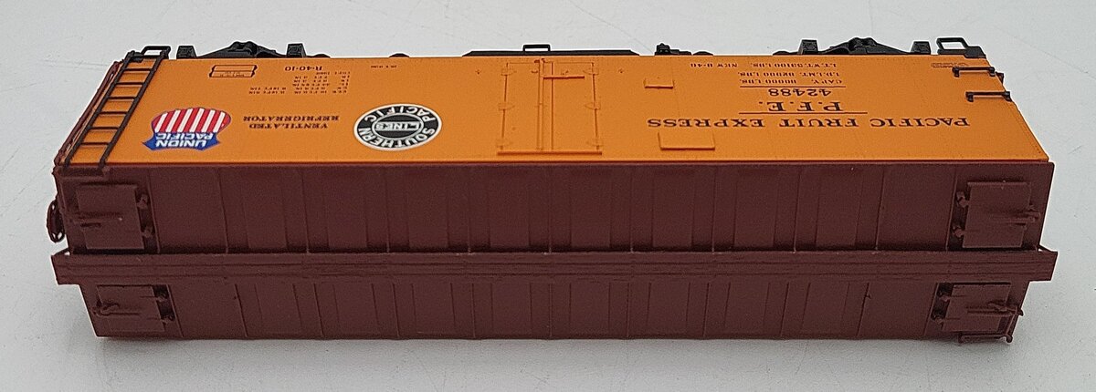 InterMountain 46702P-43 HO Pacific Fruit Express R-40-10 Reefer Car #42488 EX/Box