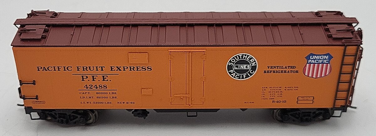InterMountain 46702P-43 HO Pacific Fruit Express R-40-10 Reefer Car #42488 EX/Box