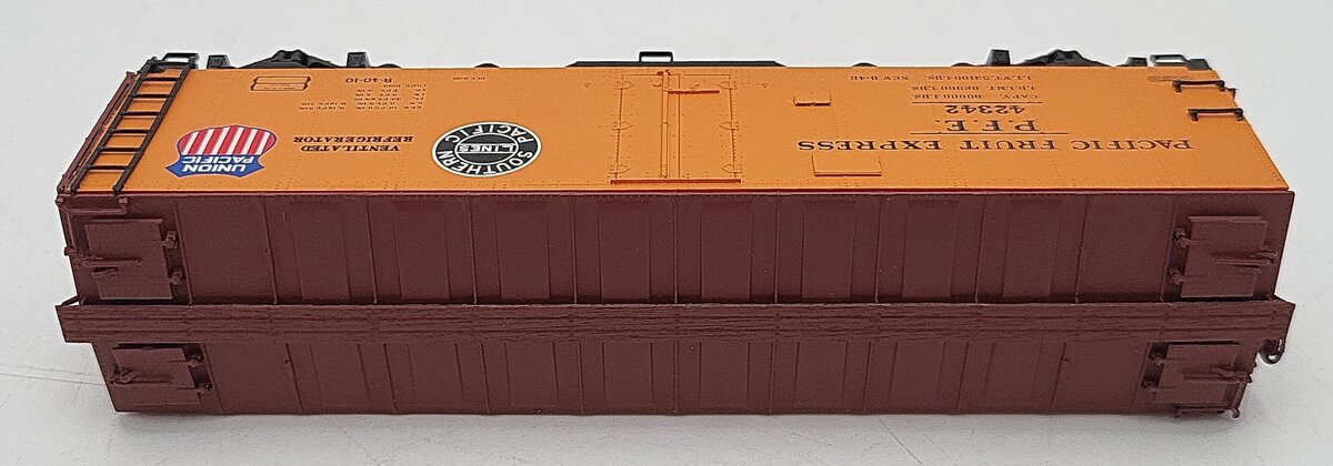 InterMountain 46702P-41 HO Scale Pacific Fruit Express R-40-10 Reefer Car #42342 EX/Box