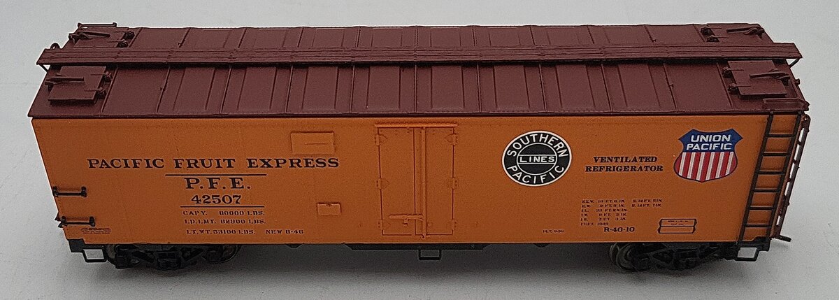 InterMountain 46702P-44 HO Scale Pacific Fruit Express R-40-10 Reefer Car #42507 EX/Box