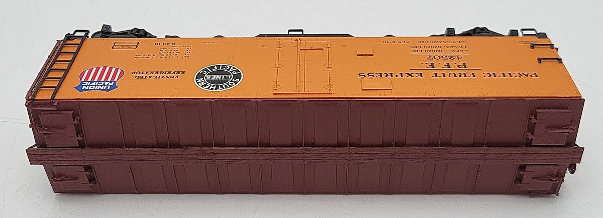 InterMountain 46702P-44 HO Scale Pacific Fruit Express R-40-10 Reefer Car #42507 EX/Box