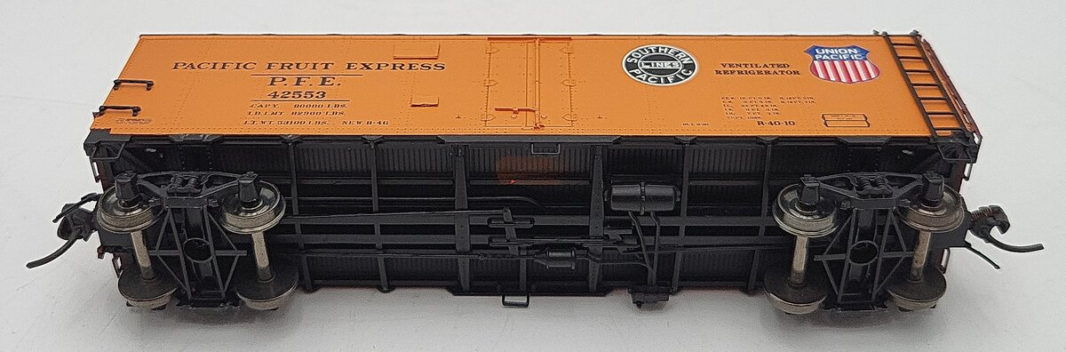 InterMountain 46702P-45 HO Scale Pacific Fruit Express R-40-10 Reefer Car #42553 EX/Box