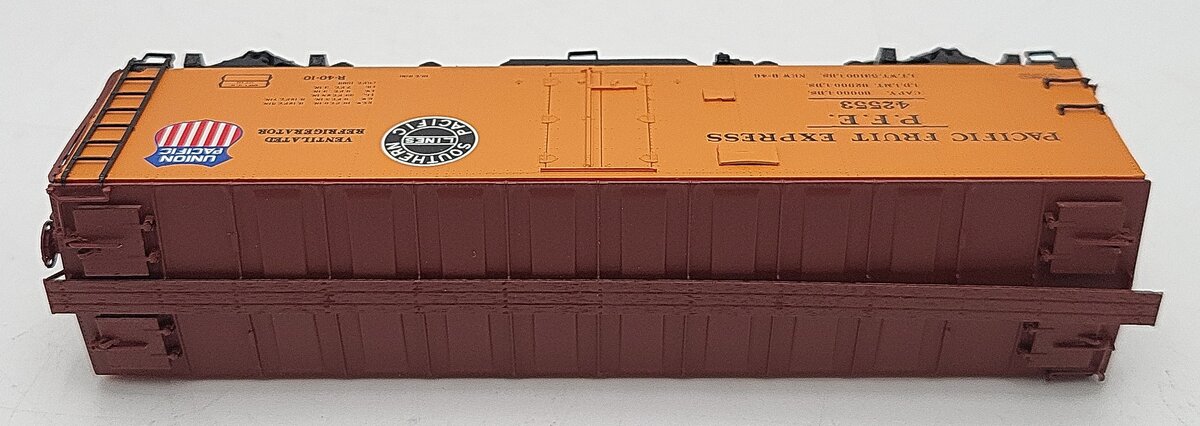 InterMountain 46702P-45 HO Scale Pacific Fruit Express R-40-10 Reefer Car #42553 EX/Box