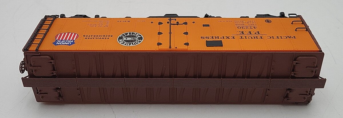 InterMountain 45501-67 Pacific Fruit Express Steel Sided Ice Bunker Car #47230 EX/Box
