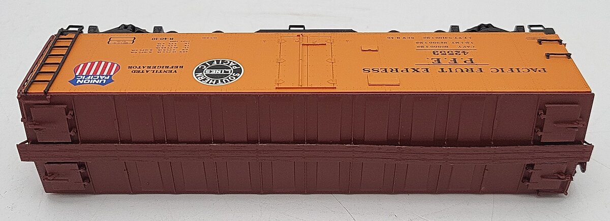 InterMountain 46702P-45 HO Scale Pacific Fruit Express R-40-10 Reefer Car #42553 EX/Box