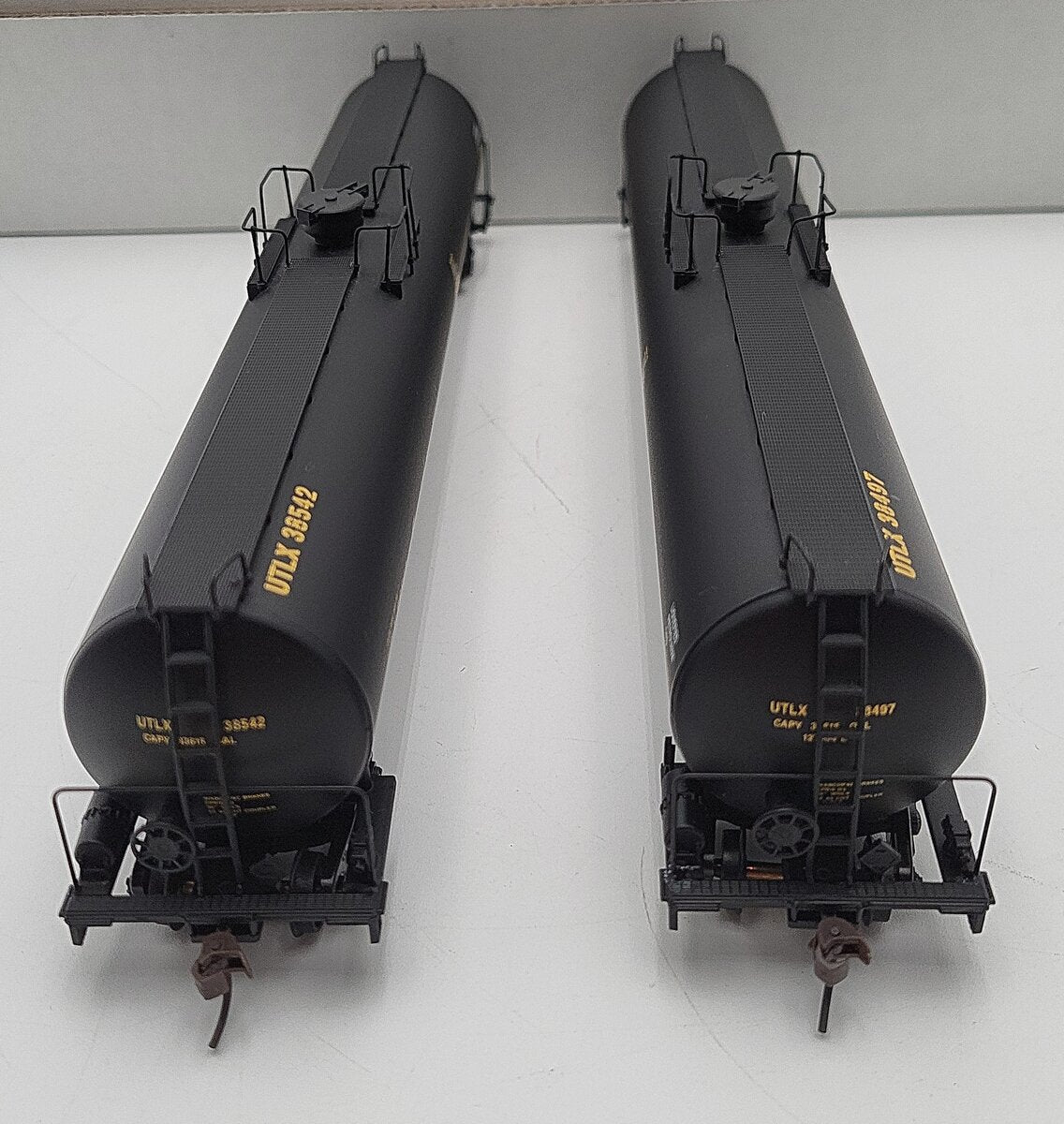 Walthers 932-27301 HO Scale Union Tank Car 33K Gal LPG Tank Car (Pack of 2) EX/Box