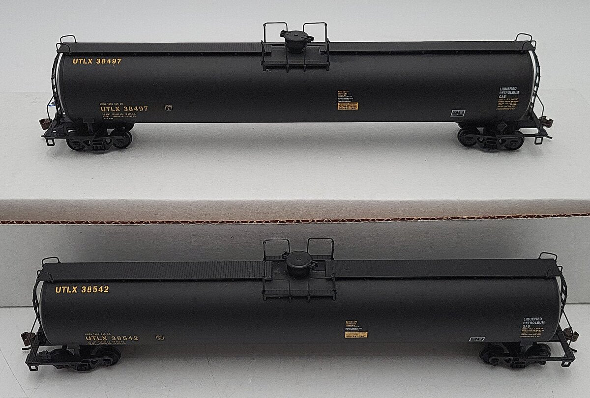 Walthers 932-27301 HO Scale Union Tank Car 33K Gal LPG Tank Car (Pack of 2) EX/Box