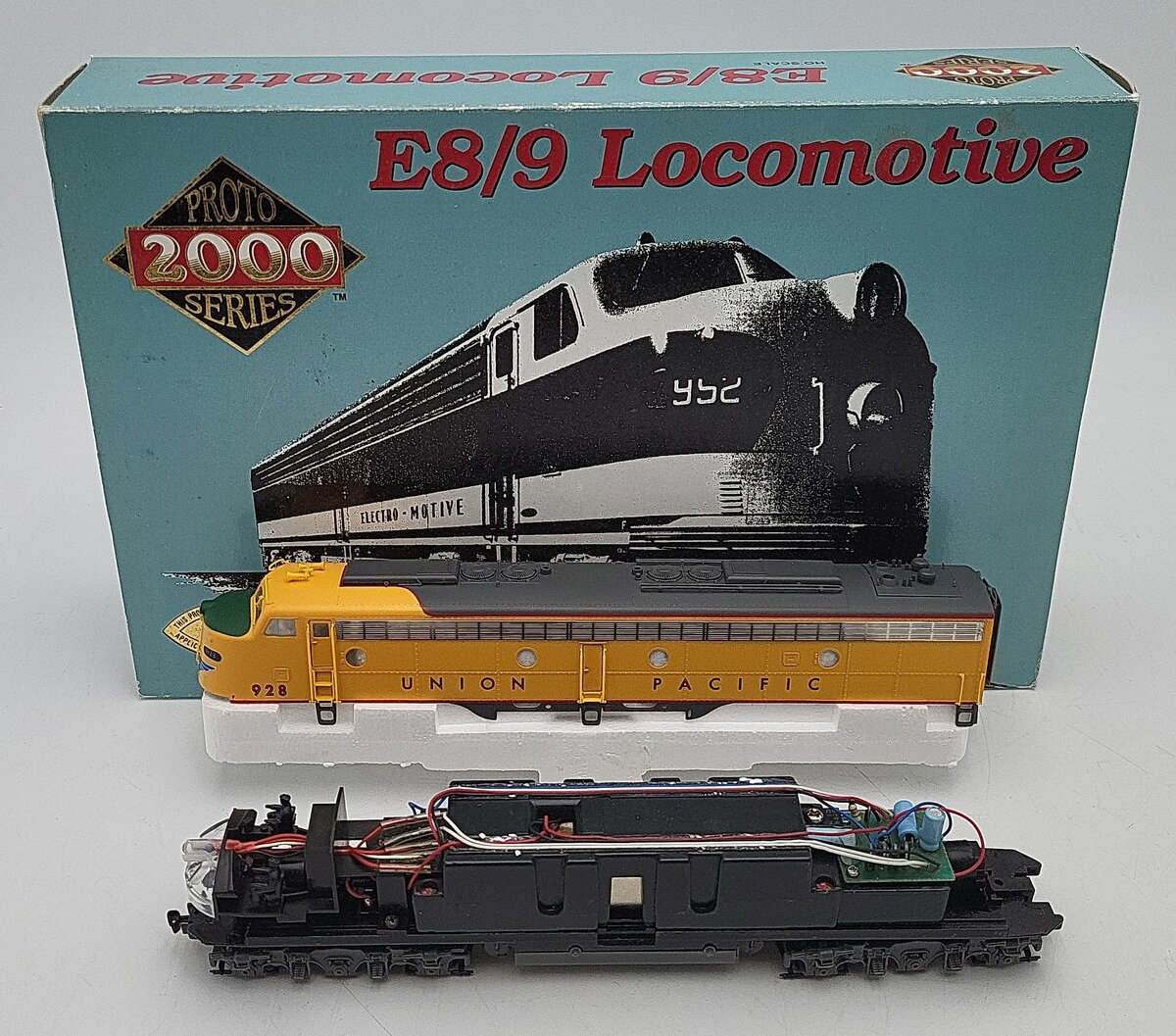 Proto 2000 8137 HO Scale Union Pacific E8/9 Diesel Locomotive No. 928 EX/Box