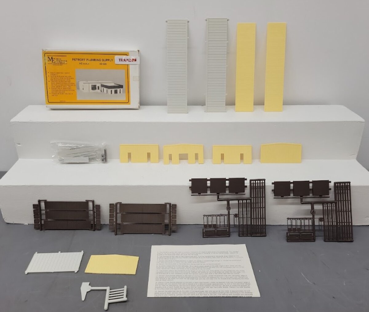 Micro Engineering 55-006 HO Scale Petroff Plumbing Supply Building Kit EX/Box