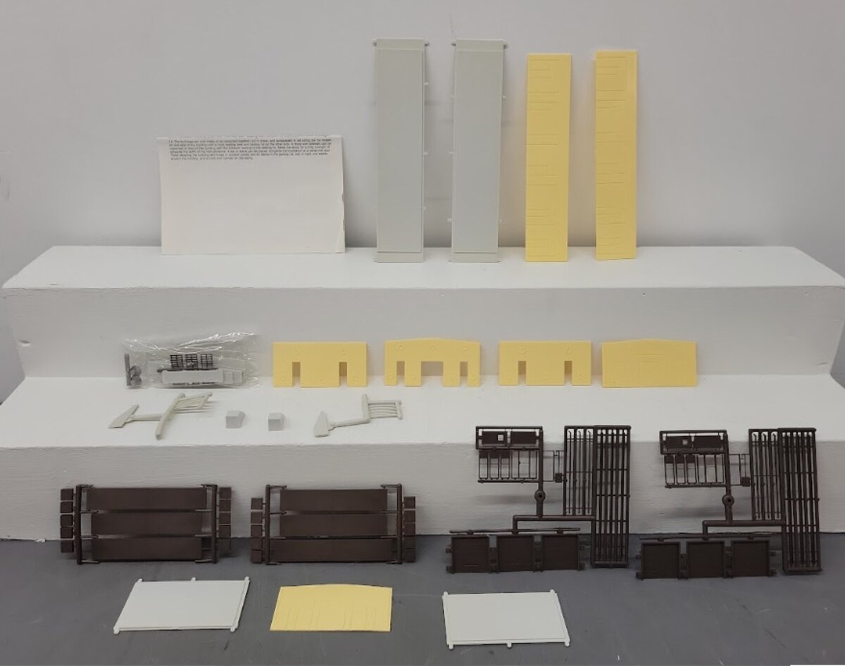 Micro Engineering 55-006 HO Scale Petroff Plumbing Supply Building Kit EX/Box