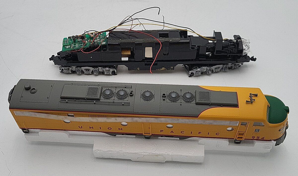 Proto 2000 30825 HO Scale Union Pacific E8/9 Diesel Locomotive #954/Box