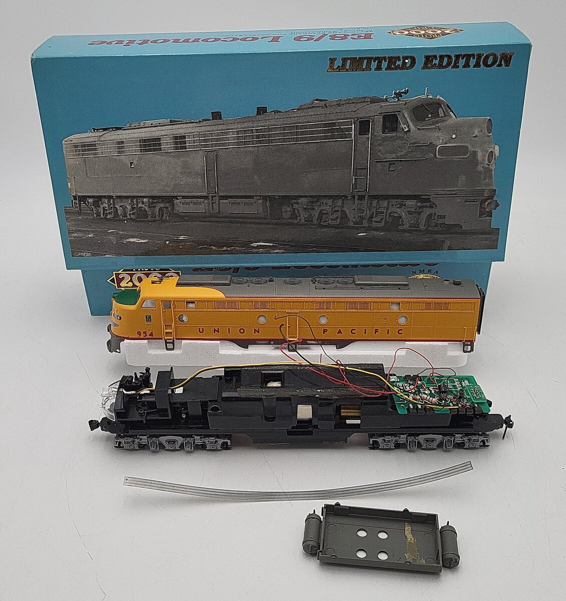 Proto 2000 30825 HO Scale Union Pacific E8/9 Diesel Locomotive #954/Box