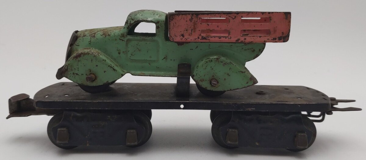 Marx 562 Vintage O Flatcar w/Green Truck With Green Light Red Bed VG