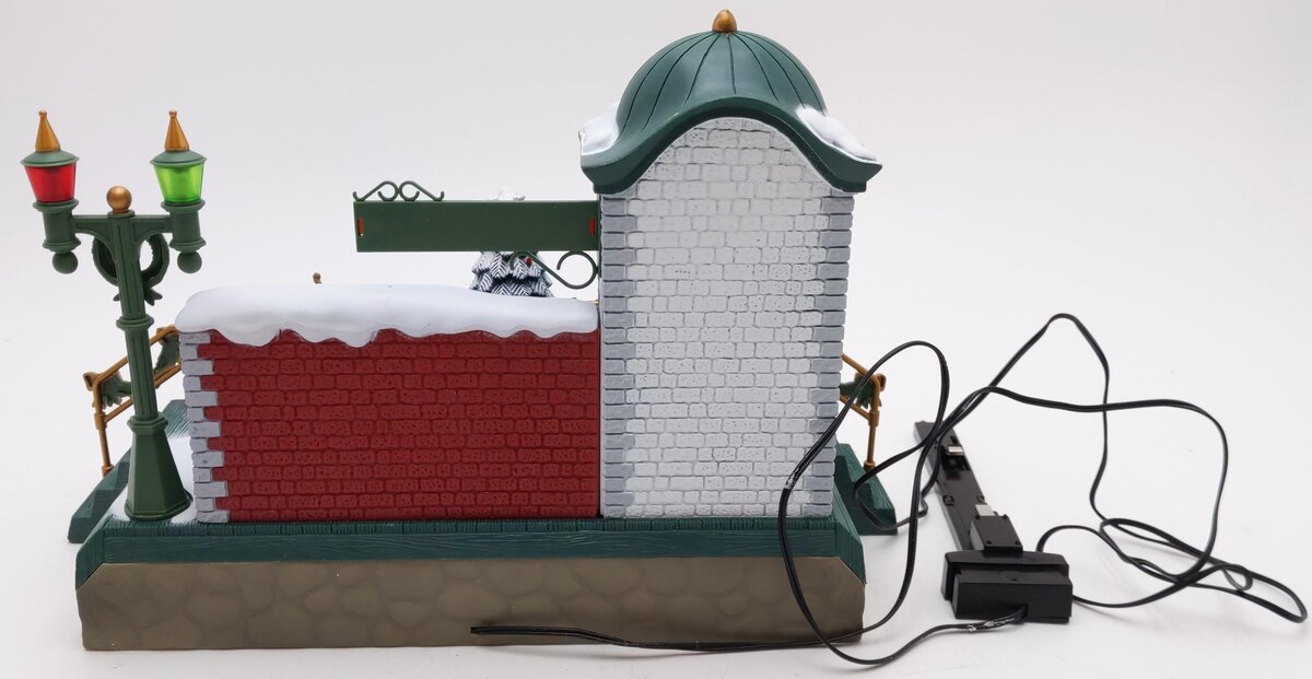 New Bright 384-10 G Scale Musical Holiday Express Train Station EX/Box