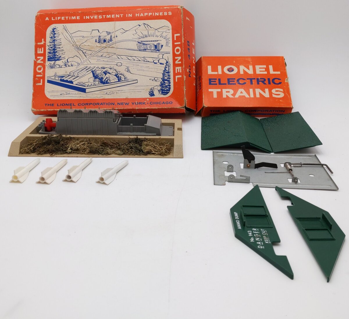 Lionel 448 Vintage O Missile Launching Platform & 943 Exploding Ammo Dump VG/Box
