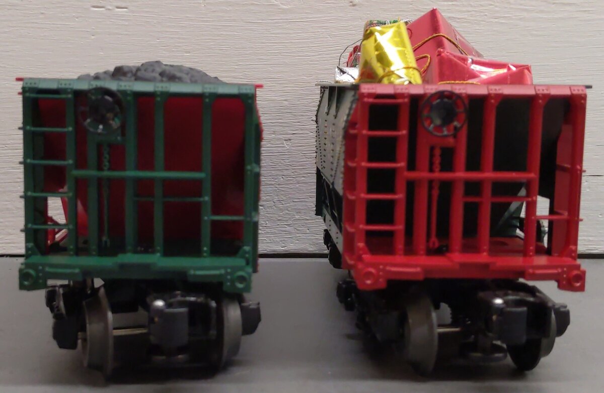 Lionel 6-16470 Naughty and Nice Ore Car (Set of 2) EX/Box