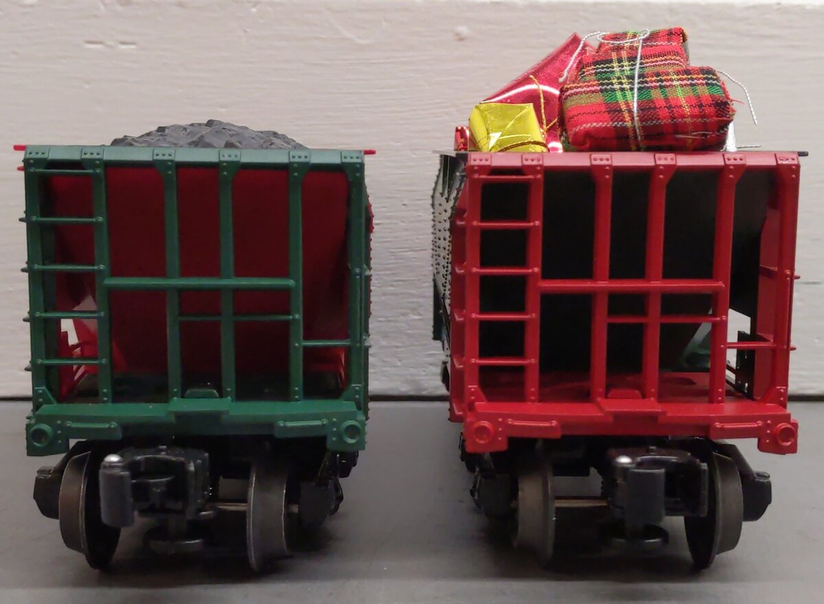 Lionel 6-16470 Naughty and Nice Ore Car (Set of 2) EX/Box
