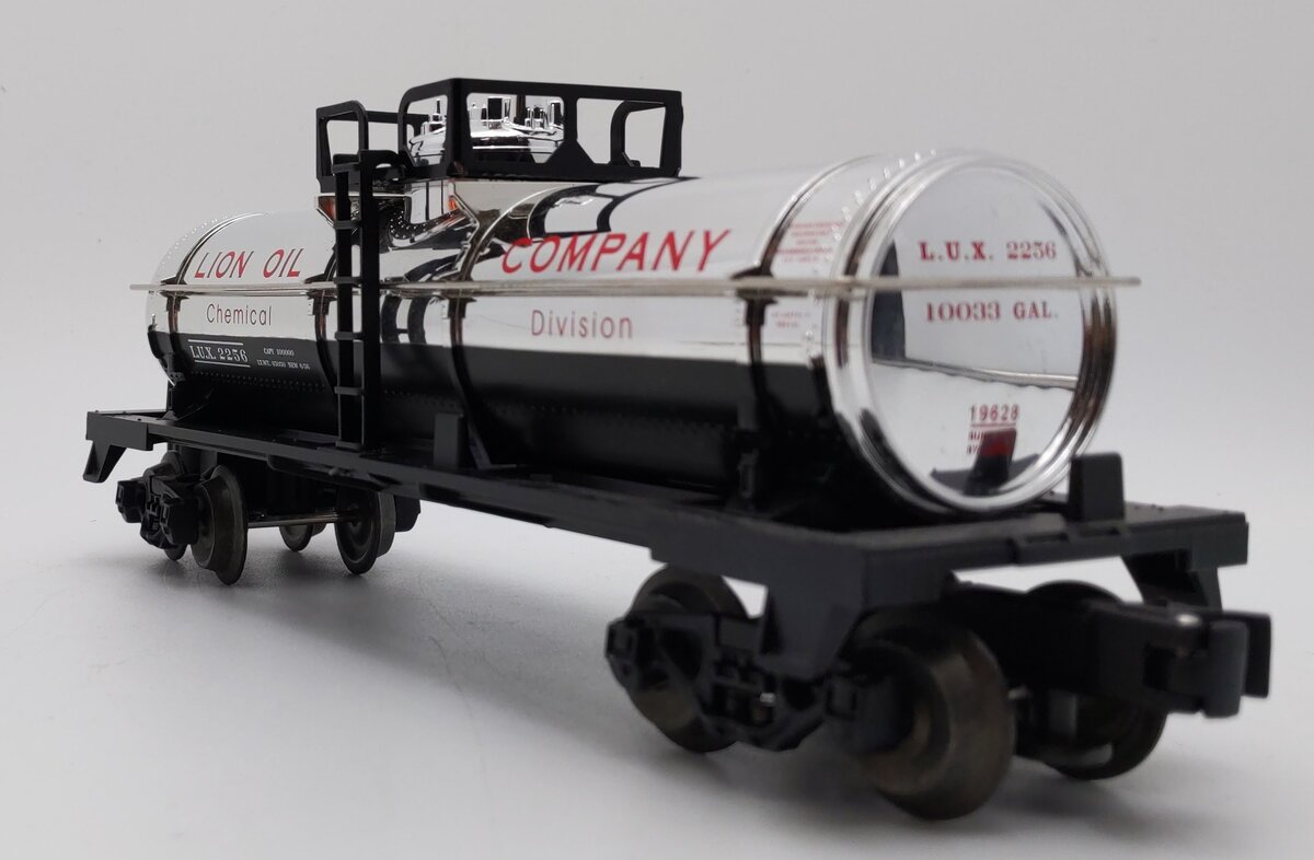 Lionel 6-19628 O Gauge Lion Oil TC 8D Single Dome Chrome Plated Tank Car #2256 EX/Box