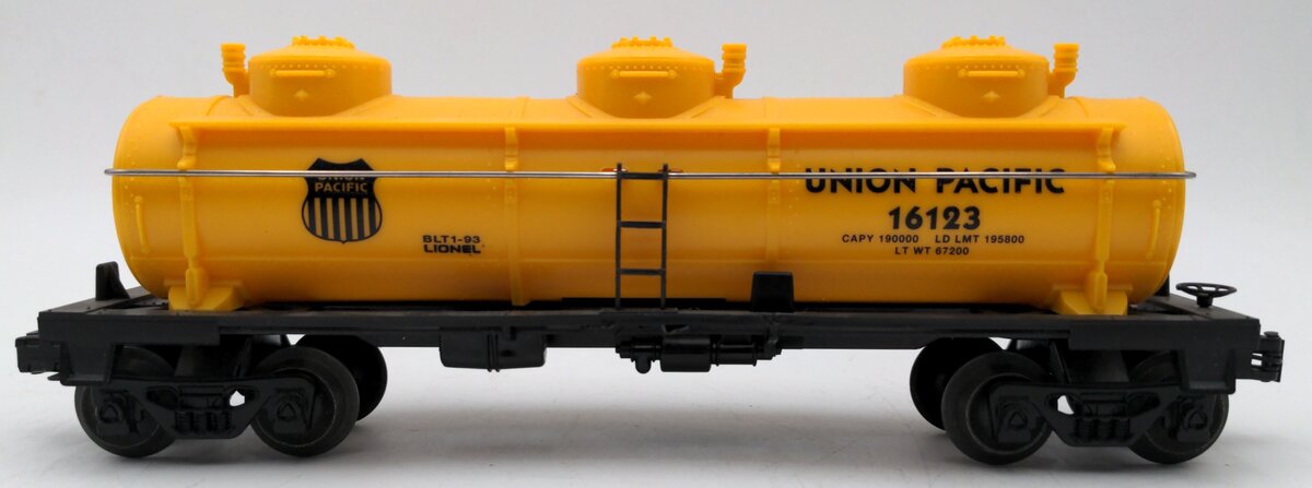 Lionel 6-16123 O Gauge Union Pacific Triple Dome Tank Car EX
