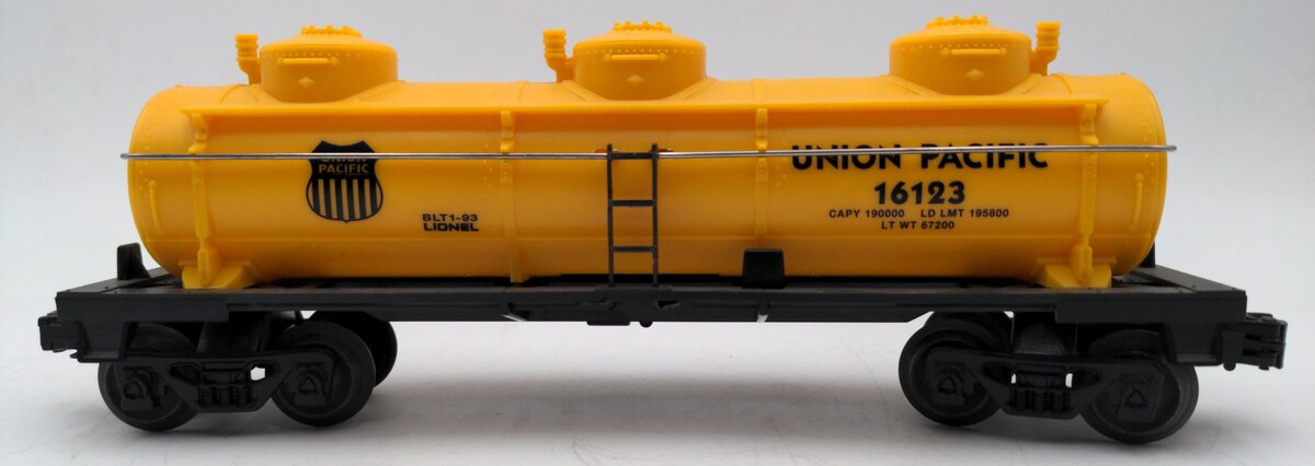 Lionel 6-16123 O Gauge Union Pacific Triple Dome Tank Car EX