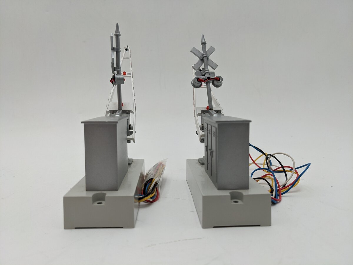 Lionel 6-14098 O Mainline Automatic Crossing Gates (Pair of 2) EX/Box