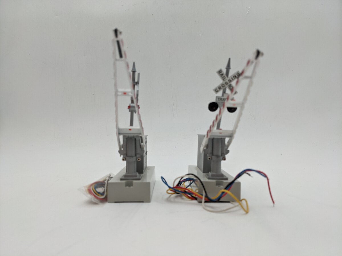 Lionel 6-14098 O Mainline Automatic Crossing Gates (Pair of 2) EX/Box