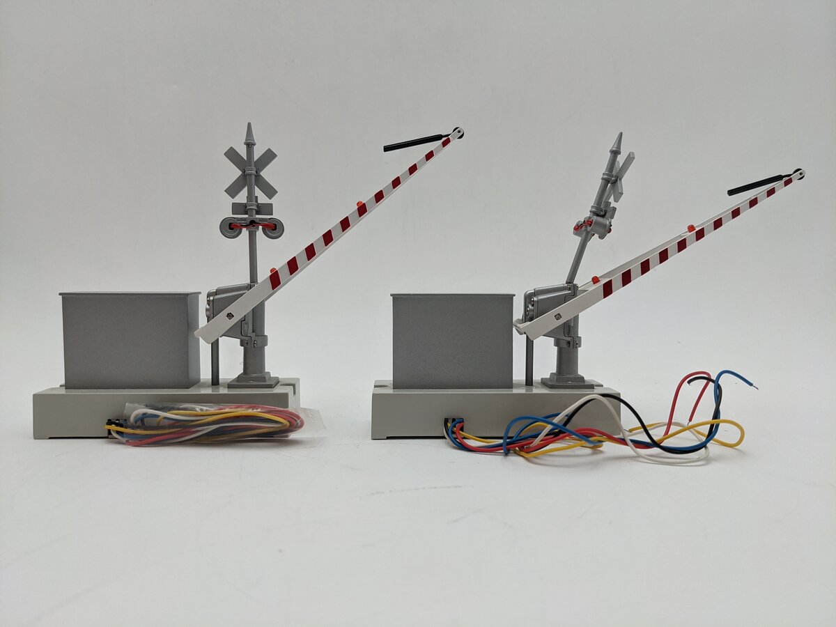 Lionel 6-14098 O Mainline Automatic Crossing Gates (Pair of 2) EX/Box
