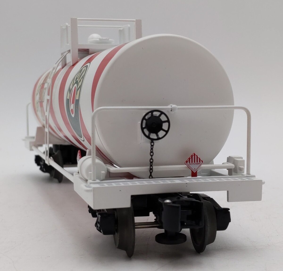Lionel 6-17946 O Gauge Candy Cane Single Dome Tank Car LN/Box