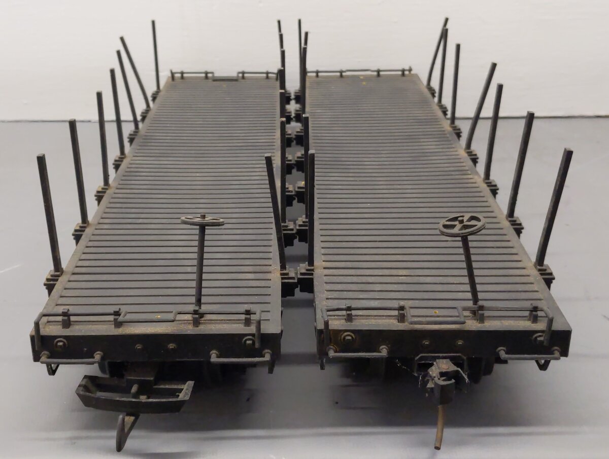 Bachmann G Scale Flatcars w/Stakes (2) VG