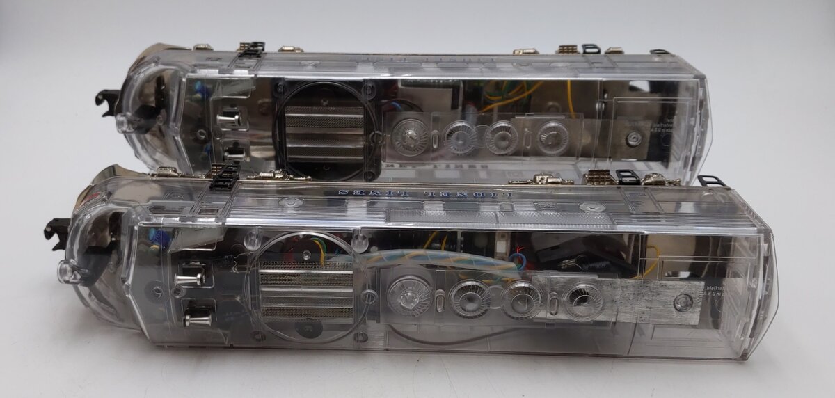 Lionel 6-38150 O Gauge Platinum Ghost F3 AA Diesel Locomotive Set #1900 & #2000 LN/Box