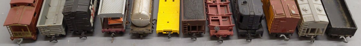 HO Scale Assorted Freight Cars [12]