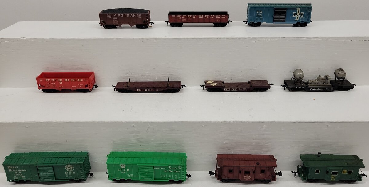 HO Scale Assorted Freight Cars [11]