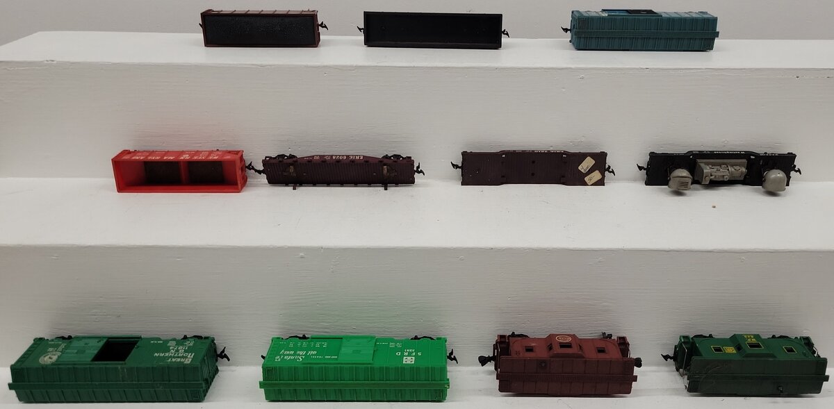 HO Scale Assorted Freight Cars [11]