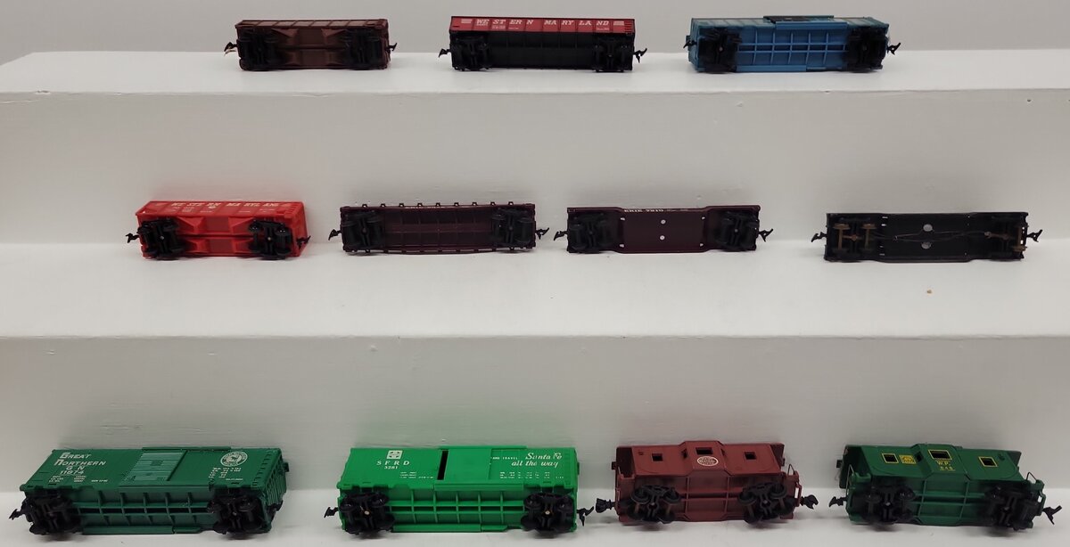 HO Scale Assorted Freight Cars [11]