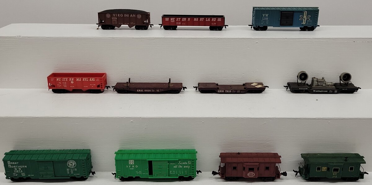 HO Scale Assorted Freight Cars [11]