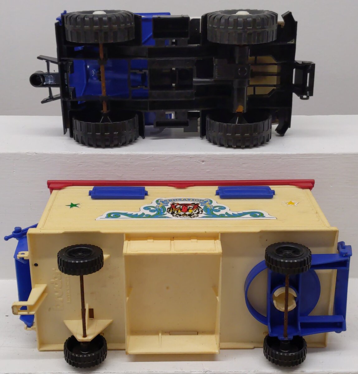 LGB G Scale Circus Flatcars w/Assorted Loads 4037 [3]
