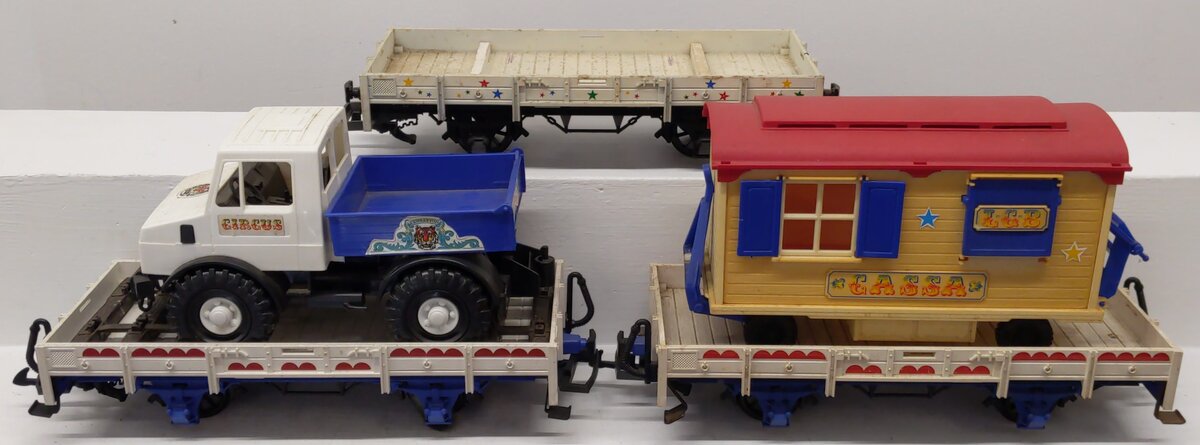 LGB G Scale Circus Flatcars w/Assorted Loads 4037 [3]