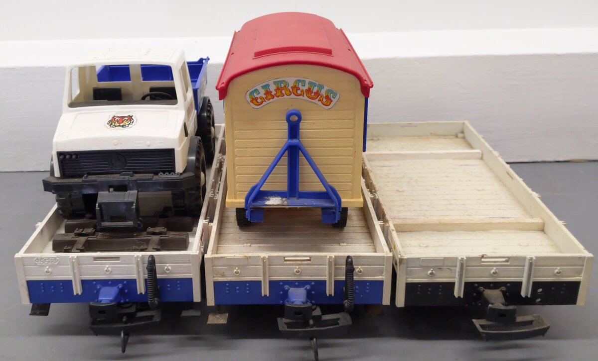 LGB G Scale Circus Flatcars w/Assorted Loads 4037 [3]