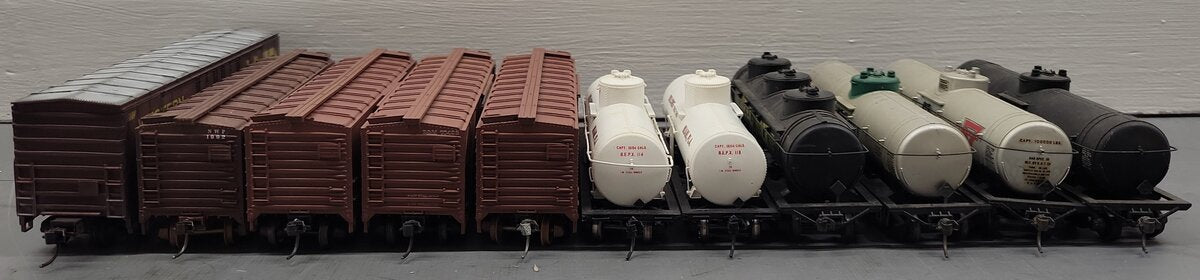 HO Scale CUSTOM Assorted Freight Cars: #70498, #522368, #1992, #62035 [11]